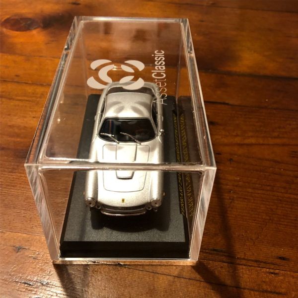 teca con modellino auto