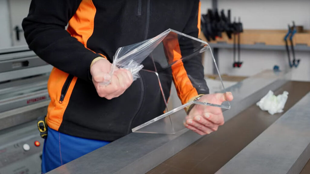 Rimozione-pellicola-plexiglass-tavolino-1
