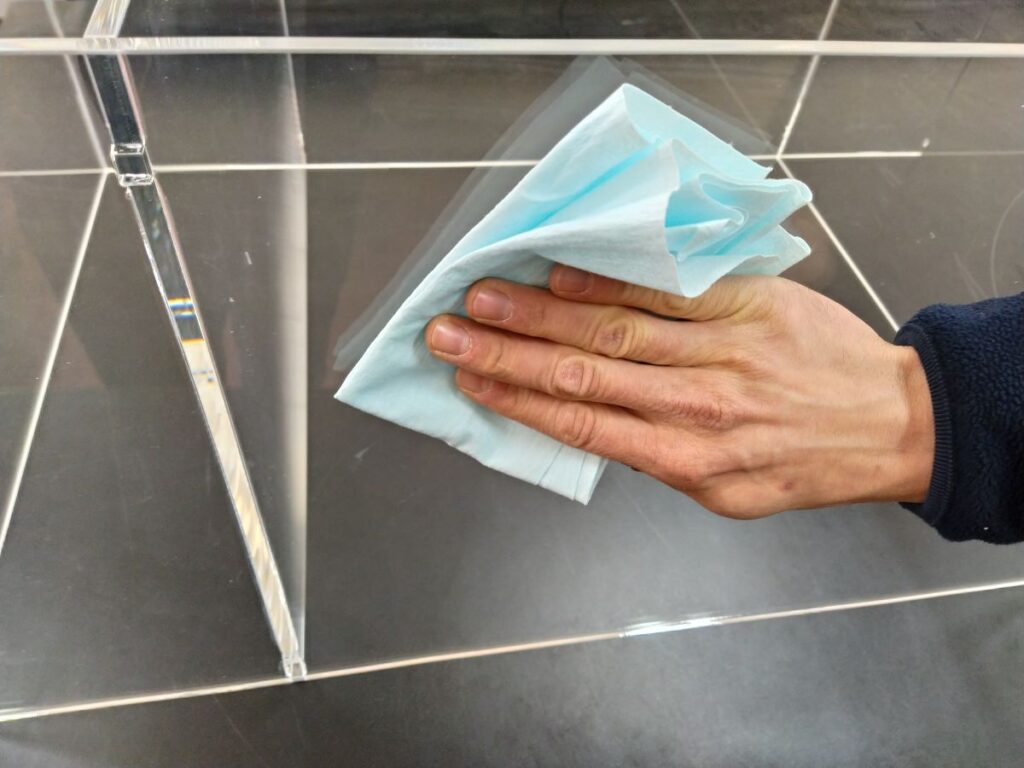 pulizia del plexiglass