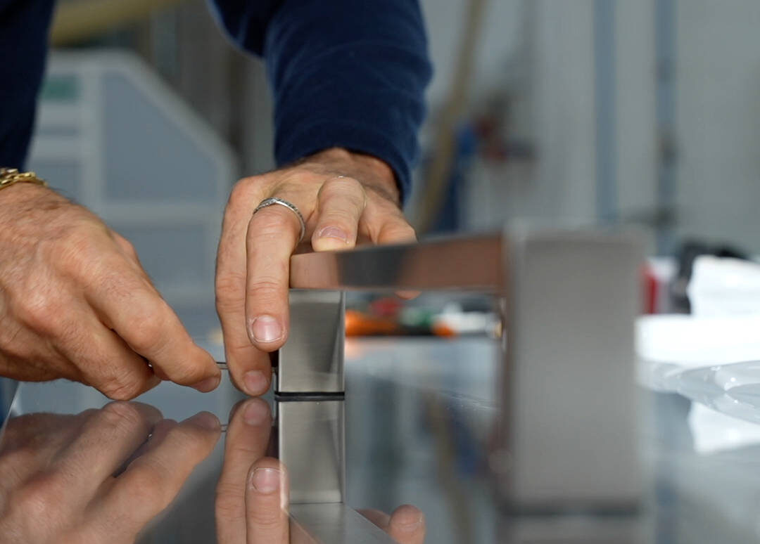 montaggio maniglione porta plexiglass