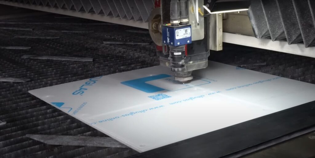 taglio laser targa in plexiglass